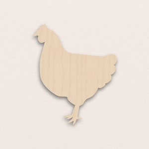 Puede incluir: Un recorte de madera con forma de gallina, de color marrón claro. La gallina se representa de perfil, con la cabeza, el cuerpo y las patas claramente definidos. Este recorte probablemente está destinado a manualidades o fines decorativos.