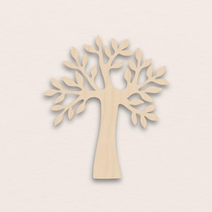 以下が含まれることがあります： 幹と葉の枝を持つ木の木製切り抜き。木は明るい色の木材でできており、自然で未完成の外観をしています。切り抜きは装飾要素として設計されています。