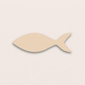 Puede incluir: Un recorte en forma de pez de color beige, con un cuerpo curvado y una aleta caudal dividida. El pez está sobre un fondo beige claro, creando un diseño simple y minimalista. El recorte tiene una ligera sombra, dándole una apariencia tridimensional.