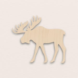 Könnte beinhalten: Holzausschnitt eines Elchs in natürlichem Holzton. Der Elch ist im Profil dargestellt, mit großem Geweih und detaillierter Silhouette. Ideal für Bastelarbeiten, Heimdekoration oder Projekte im rustikalen Stil.