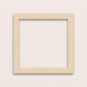 Può includere: Una cornice quadrata in legno chiaro. La cornice è in tonalità legno naturale, con un design semplice e pulito. La cornice è vuota, con uno sfondo neutro.