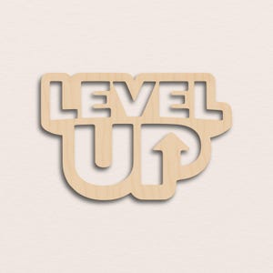 Puede incluir: Letrero de madera clara con la frase "LEVEL UP" en una fuente juguetona. La "U" está estilizada con una flecha hacia arriba. Ideal para una sala de juegos o un espacio de juego.