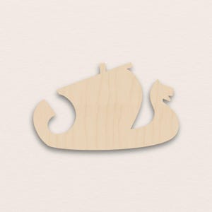 Könnte beinhalten: Holzausschnitt eines Wikingerschiffs. Das Design umfasst einen gebogenen Bug, ein Segel und einen Heck in Form eines Drachenkopfes. Das helle Holz eignet sich ideal für Bastelarbeiten oder Dekorationsprojekte.