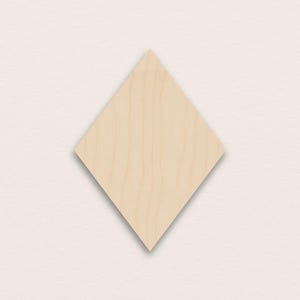 Op de afbeelding: Een ruitvormige houten uitsparing met een licht houtnerfpatroon. De ruit is gecentreerd op een crèmekleurige achtergrond. Het hout heeft een natuurlijke, onafgewerkte uitstraling, met zichtbare nerflijnen.