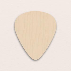 Op de afbeelding: Een lichtgekleurde houten gitaar plectrum met een druppelvorm. De plectrum heeft een glad oppervlak en zichtbare houtnerf. De randen zijn afgerond en het algehele ontwerp is eenvoudig en strak. De plectrum is ontworpen voor gebruik met een gitaar.
