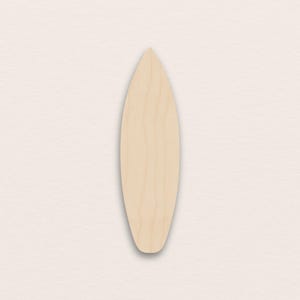Puede incluir: Una tabla de surf de madera de color claro con una punta puntiaguda y una cola redondeada. La tabla de surf está hecha de madera de color claro y tiene una superficie lisa. La tabla de surf está diseñada para su uso en el océano.