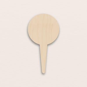 Op de afbeelding: Een houten plantenlabel met een cirkelvormige bovenkant en een lange, puntige steel. De marker is gemaakt van lichtgekleurd hout en is ontworpen om in de grond te worden gestoken om planten te identificeren. Het eenvoudige ontwerp is geschikt voor diverse tuinstijlen.
