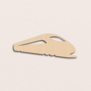 Può includere: Sagoma in legno marrone chiaro raffigurante un treno ad alta velocità. Il design include un tetto curvo, un sottocarro dettagliato e una forma aerodinamica. La venatura del legno è visibile. Il treno è su uno sfondo neutro.