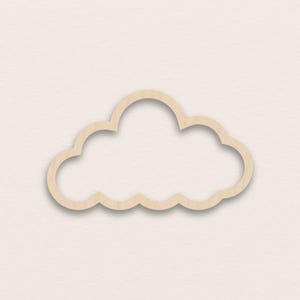 Op de afbeelding: Een houten wolkvormige uitsparing met een lichtbruine kleur. De wolk heeft een eenvoudig, afgerond ontwerp en staat tegen een neutrale achtergrond. Dit decoratieve stuk kan worden gebruikt voor knutselen of woondecoratie.