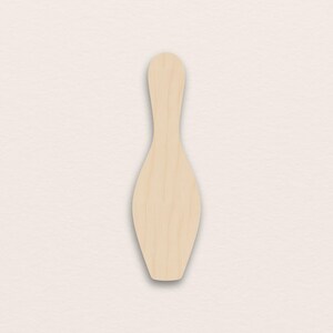 Può includere: Un singolo birillo di legno non rifinito. Il birillo è di colore chiaro, con una superficie liscia e una classica forma a birillo. È in piedi su uno sfondo neutro.