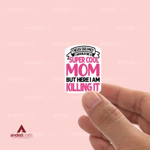Pegatinas de mamá supergenial, libros para Kindle, botellas de agua, diarios, regalo perfecto para lectores - Super Mom Vibes - Stylish Mom Life