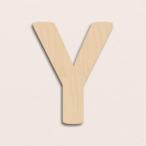 Op de afbeelding: Een houten letter "Y" in een natuurlijke houttint. De hoofdletter is uitgesneden met een platte voorkant en een licht afgeronde bodem. De achtergrond is lichtbeige.