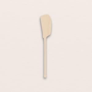 Peut inclure: Une spatule en bois de couleur claire avec une tête large et incurvée et un long manche fin. La spatule est en bois de couleur claire et a une finition lisse. Le design est simple et fonctionnel, adapté à la cuisine et à la pâtisserie.