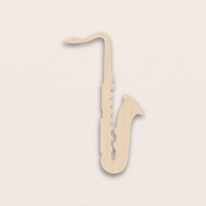 Op de afbeelding: Een houten saxofoon uitgesneden, met een gebogen hals en beker. Het instrument is gemaakt van lichtgekleurd hout, met uitgesneden details om de kleppen en andere kenmerken weer te geven. Het is een muziekinstrument.
