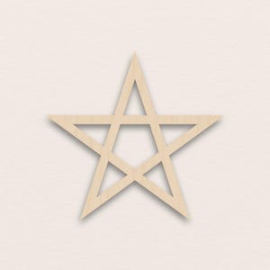 Peut inclure: Un pentagramme en bois, symbole de l'étoile à cinq branches, est présenté sur un fond neutre. L'étoile est construite en bois de couleur claire, chaque pointe et ligne de connexion étant clairement définies. Le design est simple et symétrique.