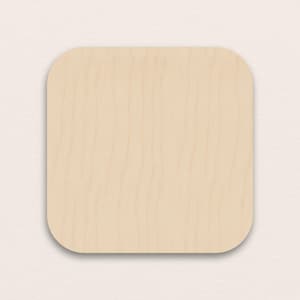 Könnte beinhalten: Ein quadratischer Untersetzer aus Holz mit abgerundeten Ecken. Der Untersetzer hat ein helles, natürliches Holzmaserungsmuster und eine glatte Oberfläche. Der Untersetzer ist hellbeige und vor einem weißen Hintergrund platziert.