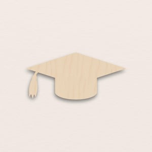 Könnte beinhalten: Ein hölzerner Abschluss-Hut mit Quaste, aus hellfarbenem Holz geschnitten. Die Kappe hat eine klassische Mortarboard-Form, ideal zum Basteln oder Dekorieren. Die Quaste hängt an der Seite und verleiht dem Design eine traditionelle Note.