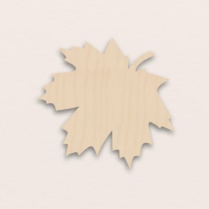 Op de afbeelding: Houten uitgesneden esdoornblad met een natuurlijke houtnerf afwerking. Het blad heeft een gedetailleerde, realistische vorm met puntige lobben en een steel. Ideaal voor herfstthema knutselen en decoraties.