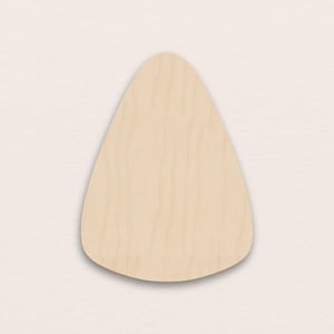 Op de afbeelding: Een lichtgekleurde, druppelvormige houten uitsparing. De houtnerf is zichtbaar en de randen zijn glad. De uitsparing is waarschijnlijk bedoeld voor knutsel- of decoratieve doeleinden.