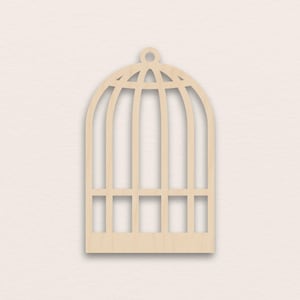 Op de afbeelding: Een houten uitsparing van een vogelkooi met een afgeronde bovenkant en verticale spijlen. De kooi heeft een rechthoekige basis en een klein cirkelvormig gat aan de bovenkant om op te hangen. Het hout heeft een lichte, natuurlijke kleur.