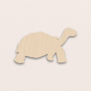 Könnte beinhalten: Holzausschnitt einer Schildkröte, hellbraun und mit natürlicher Holzmaserung. Die Schildkröte ist im Profil dargestellt, mit ausgestrecktem Kopf und Beinen. Ideal für Bastelprojekte und Dekorationszwecke.