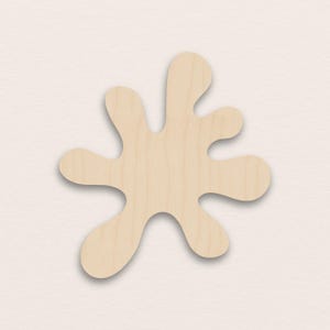Könnte beinhalten: Holzausschnitt in Form eines stilisierten Kleckses. Das hellfarbene Holz hat eine glatte Oberfläche und abgerundete Kanten. Das abstrakte Design eignet sich für Bastelarbeiten oder Dekorationen. Durchmesser ca. 20 cm.