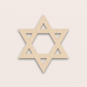 Peut inclure: Une découpe en bois en forme d'étoile de David. L'étoile à six branches est en bois de couleur claire et présente un design géométrique. L'étoile est un symbole du judaïsme et est souvent utilisée dans des contextes religieux et décoratifs.