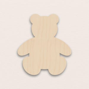 Puede incluir: Recorte de madera con forma de oso de peluche. El oso es de color marrón claro con vetas de madera visibles. Tiene una cabeza con dos orejas redondeadas, brazos y un cuerpo redondeado. Ideal para manualidades.