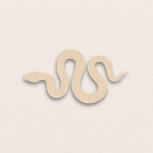 Könnte beinhalten: Holzausschnitt einer Schlange in einer gewundenen Position. Die Schlange ist hellbraun mit glatter Textur und leichtem Schatten, vor cremefarbenem Hintergrund. Das Design ist schlicht und minimalistisch.