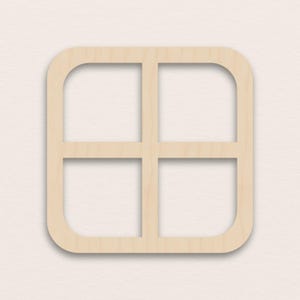 Peut inclure: Un cadre de fenêtre en bois clair avec des coins arrondis et un motif en grille. Le cadre est divisé en quatre sections égales par des lignes verticales et horizontales. Le bois a un aspect naturel et non fini.