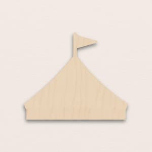 Op de afbeelding: Houten circus tent uitgesneden met een kleine vlag aan de bovenkant. De tent is lichtbruin en heeft een eenvoudig, strak ontwerp. De uitsparing is waarschijnlijk bedoeld voor knutselen of decoratie.