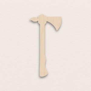 Puede incluir: Un tomahawk de madera con una hoja curva y un mango largo. El mango tiene un agarre curvo para una sujeción segura. El tomahawk está hecho de madera de color claro y tiene un diseño simple y rústico.