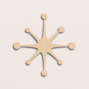 Può includere: Una forma a stella in legno chiaro con otto bracci sottili e radianti, ciascuno terminante in una piccola sfera di legno. L'oggetto presenta una superficie liscia e piatta e un design simmetrico con un punto centrale da cui si estendono tutti i bracci.