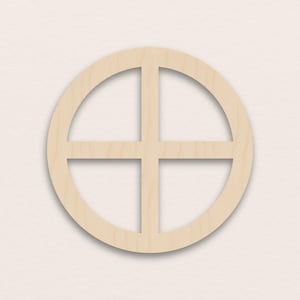 Könnte beinhalten: Ein ausgeschnittenes Friedenssymbol aus Holz. Das Symbol ist ein Kreis mit einer vertikalen und einer horizontalen Linie durch die Mitte, wodurch vier gleiche Abschnitte entstehen. Das Holz hat eine helle, natürliche Farbe und eine glatte Oberfläche. Das Symbol ist auf einem hellbeigen Hintergrund zentriert.