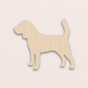 Könnte beinhalten: Ein Holzausschnitt in Form eines Hundes in stehender Position. Der Hund ist hellbraun und hat eine glatte, unbemalte Oberfläche. Der Hund hat einen langen Körper, einen gebogenen Schwanz und Schlappohren. Der Ausschnitt ist wahrscheinlich für Bastelarbeiten oder Dekoration gedacht.