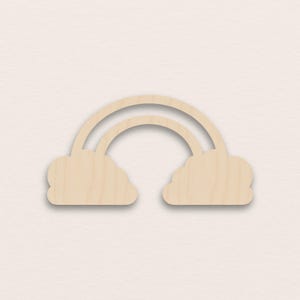 Peut inclure: Un arc-en-ciel en bois avec deux arcs et deux formes de nuages aux extrémités. L'arc-en-ciel et les nuages sont en bois de couleur claire, avec un grain de bois naturel visible. Le design est simple et épuré.