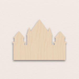 Op de afbeelding: Houten uitgesneden kasteel in lichtbruin. Het kasteel heeft een centrale toren met een puntig dak, geflankeerd door twee kleinere torens en twee andere structuren. Geschikt voor knutselen of decoratie.