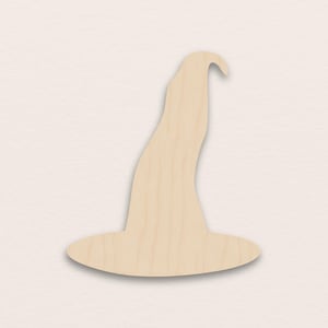 Può includere: Un ritaglio di legno a forma di cappello da strega. Il cappello è marrone chiaro con un'ampia tesa e una parte superiore alta, curva e appuntita. Il ritaglio è un pezzo di legno massiccio, ideale per l'artigianato o la decorazione.