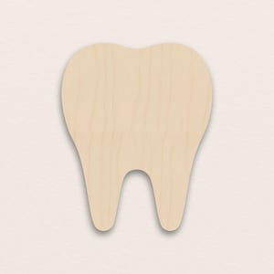 Könnte beinhalten: Ein Holzzahnausschnitt mit natürlicher Holzmaserung. Die Zahnform hat eine hellbeige Farbe, mit einer abgerundeten Oberseite und zwei Wurzelabschnitten. Der Ausschnitt ist wahrscheinlich für Bastel- oder Dekorationszwecke gedacht.