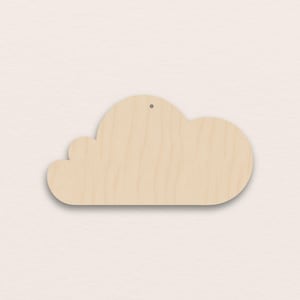 Könnte beinhalten: Holzförmiger Wolkenausschnitt mit natürlicher Holzmaserung. Die Wolke hat eine abgerundete Form mit drei kleineren abgerundeten Abschnitten auf der linken Seite und einem Loch zum Aufhängen.