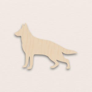 Puede incluir: Silueta de madera clara de un perro pastor alemán en posición de pie. La veta de la madera es visible. El recorte está sobre un fondo neutro. Representación detallada de la raza.