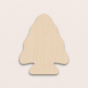 Op de afbeelding: Houten uitgesneden vorm in de vorm van een gestileerde boom. De boom heeft een afgeronde top en een uitlopende basis. Het hout heeft een lichte, natuurlijke kleur en zichtbare nerf.