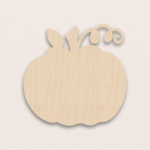 Könnte beinhalten: Ein Holzkürbis-Ausschnitt mit Stiel- und Blattdesign. Der Kürbis ist hellbraun mit glatter Oberfläche und Schatteneffekt, ideal für herbstliche Bastelarbeiten und Dekorationen.