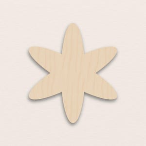 Op de afbeelding: Een houten bloemvorm met zes bloembladen en een natuurlijke houtnerf afwerking. De bloembladen zijn langwerpig en gelijkmatig verdeeld rond een centraal punt. De bloem heeft een lichtbeige kleur en lijkt uit één stuk hout gesneden te zijn.