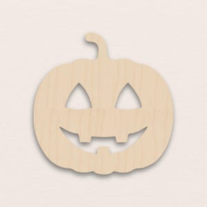 Puede incluir: Recorte de calabaza de madera con una cara de Jack-o'-lantern tallada. La calabaza tiene ojos triangulares, una sonrisa con dientes y un tallo curvo. La veta natural de la madera es visible, para manualidades de Halloween.