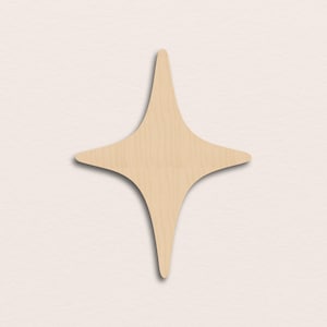 Può includere: Una forma a stella a quattro punte tagliata in legno di colore chiaro con una superficie liscia e piatta e venature naturali visibili. La stella presenta punte allungate e curve che si assottigliano verso estremità arrotondate.