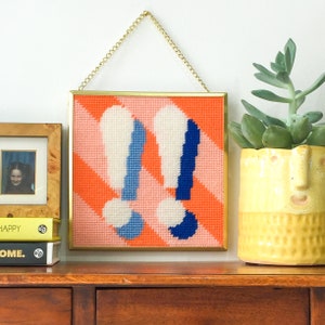 Point d'exclamation orange « !! » Tapisserie alphabet / kit de broderie en demi-point de croix sur toile plastique 15,4 x 15,4 cm