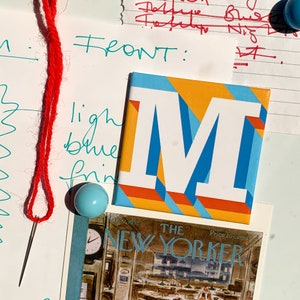 Imán azul de la letra M