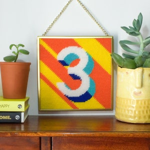 Kit de aguja de tapicería amarillo &#39;3&#39; número en medio punto de cruz sobre lona de plástico 15,4 x 15,4cm