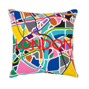 Tapiz con mapa de la ciudad del metro de Londres / Bordado a media puntada. 41 x 41 cm